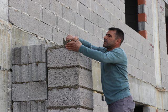 Gündüz inşaatlarda çalışıyor, akşam seçim çalışması yapıyor