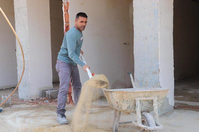 Gündüz inşaatlarda çalışıyor, akşam seçim çalışması yapıyor