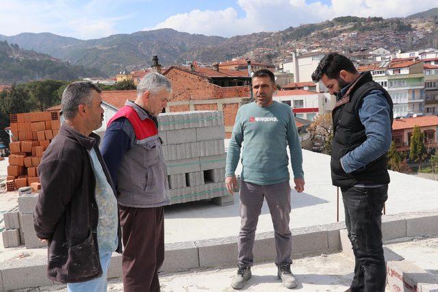 Gündüz inşaatlarda çalışıyor, akşam seçim çalışması yapıyor