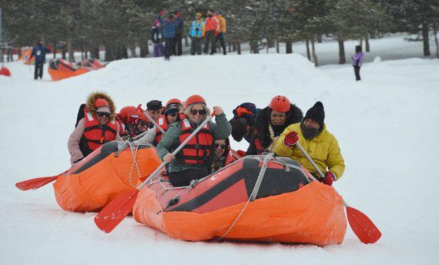 Büyükelçiler, karda rafting yaptı