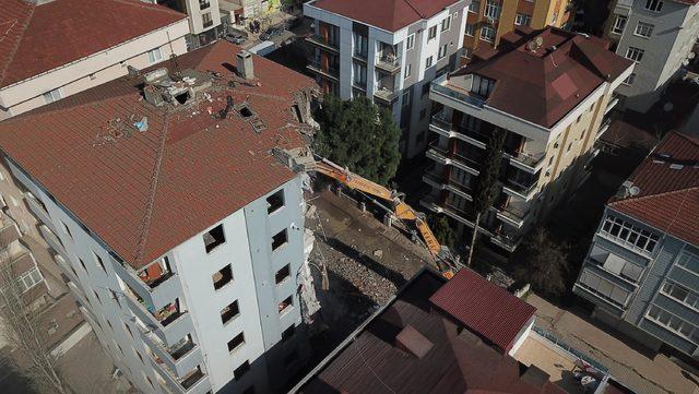 (Havadan fotoğraflarla) Kartal'da risk taşıyan son binanın yıkımına başlandı