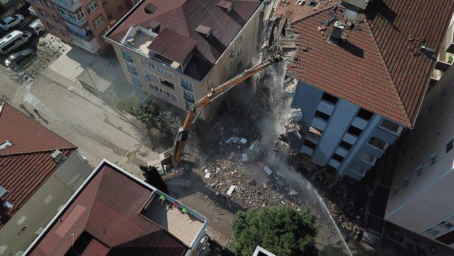 (Havadan fotoğraflarla) Kartal'da risk taşıyan son binanın yıkımına başlandı