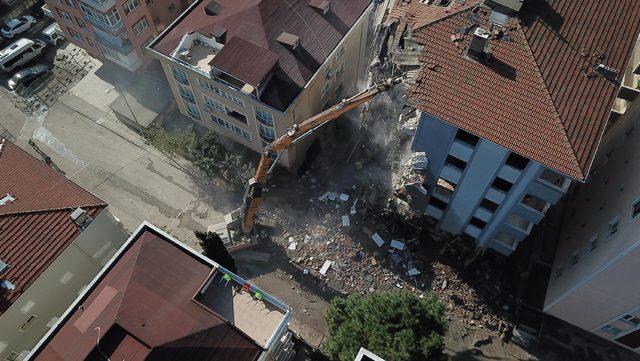 (Havadan fotoğraflarla) Kartal'da risk taşıyan son binanın yıkımına başlandı