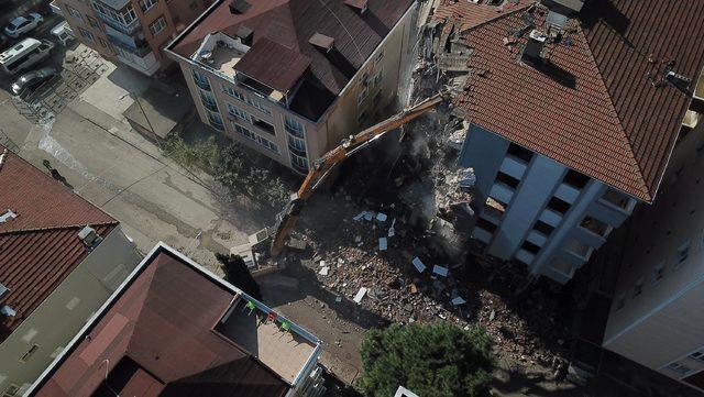 (Havadan fotoğraflarla) Kartal'da risk taşıyan son binanın yıkımına başlandı