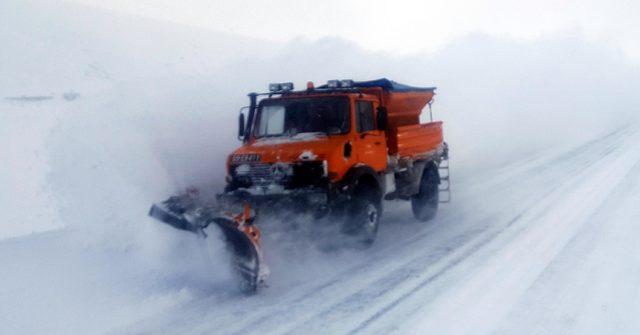 Tendürek Dağı geçidi kardan ulaşıma kapandı, araçlar yolda kaldı