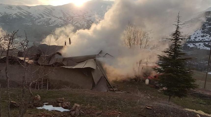Elazığ’da ev yangını