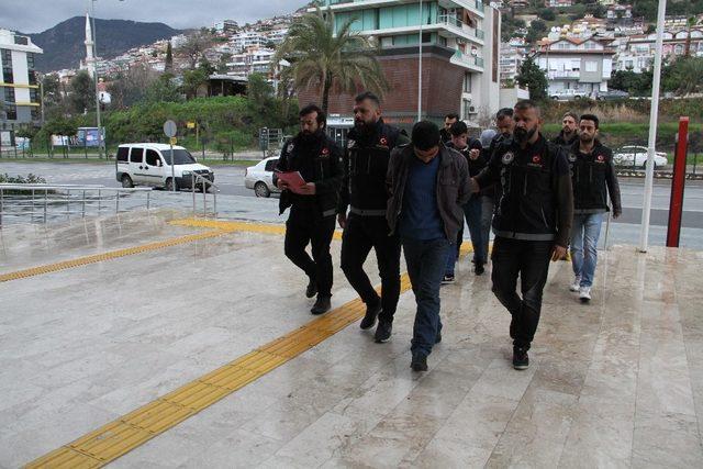 Antalya’da 82 kilogram esrar ele geçirildi: 5 gözaltı