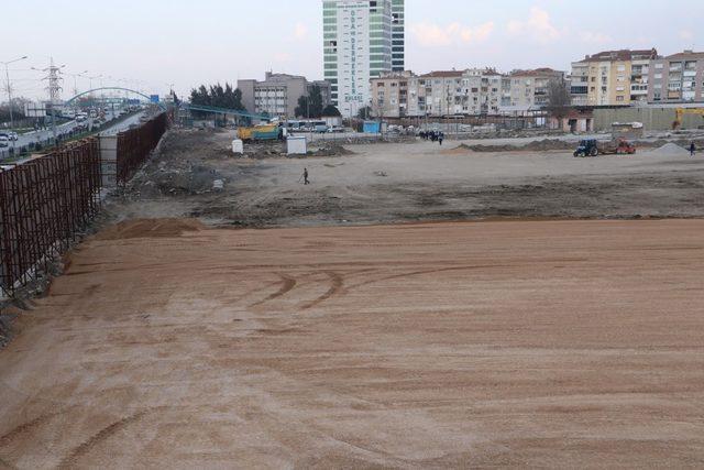 Başkan Ergün eski garajda devam eden çalışmaları inceledi