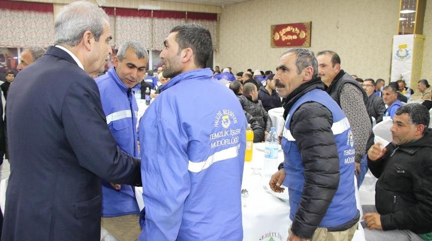 Başkan Demirkol, park bah&ccedil;e ve temizlik iş&ccedil;ileriyle buluştu