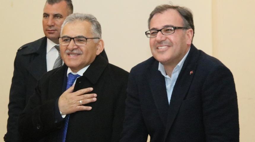 B&uuml;y&uuml;kşehir ve Hacılar Belediye Başkan Adayları vatandaşlarla buluştu