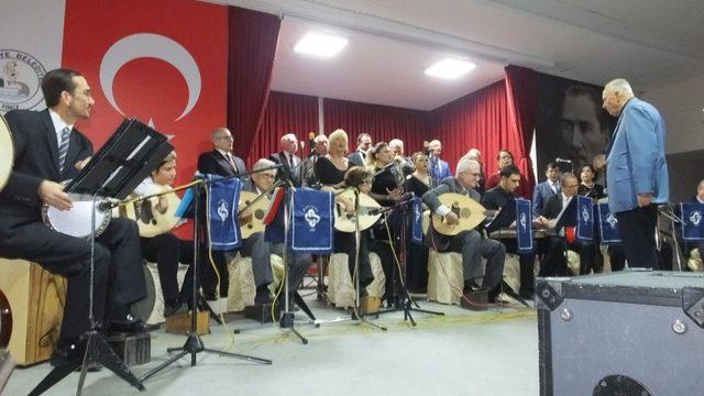 Burhaniyeli amatörlerin konseri izleyenleri coşturdu