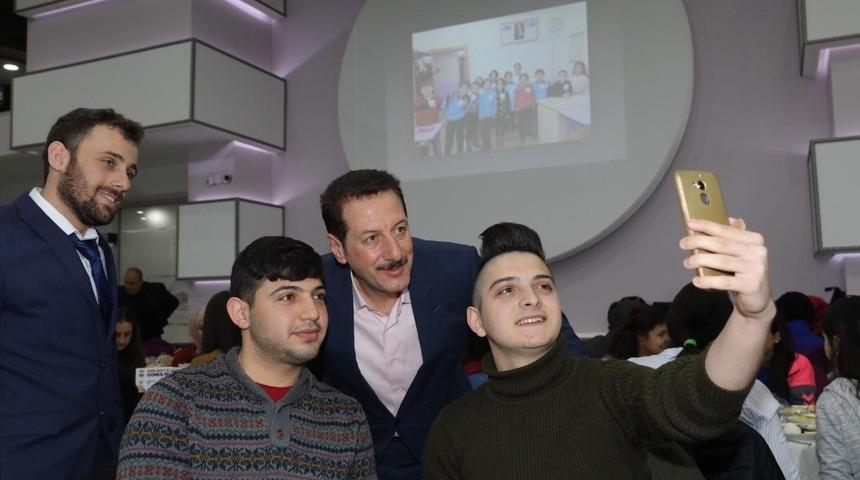 Başkan Tok: “Gençliğe yaptığımız yatırımların meyvesini, onların mutlu olmasından alıyoruz”