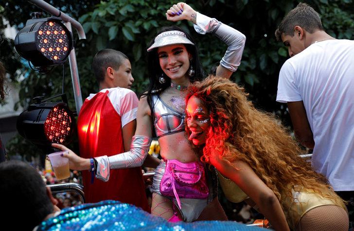 Sokaklar renklendi! Ve Rio Karnavalı başladı G2