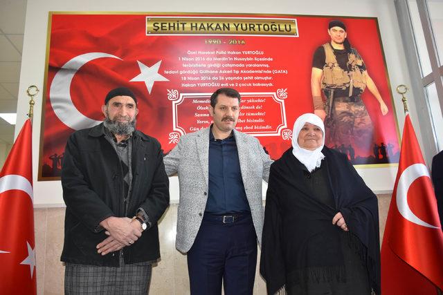 Şehit annesi, oğlunun ismi verilen okulu gözyaşları ile gezdi