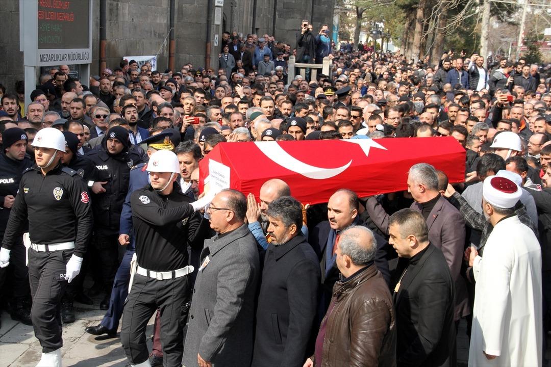 Şehit polis, son yolculuğuna uğurlandı 
