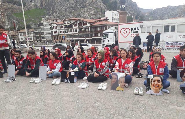 Genç Kızılay üyelerinden kadına şiddete protesto