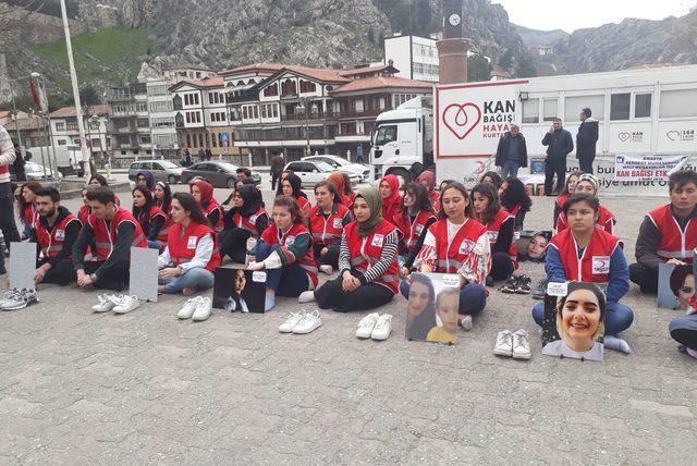 Genç Kızılay üyelerinden kadına şiddete protesto