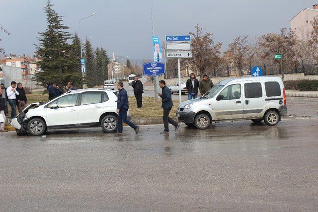 Elazığ’da trafik kazası: 3 yaralı