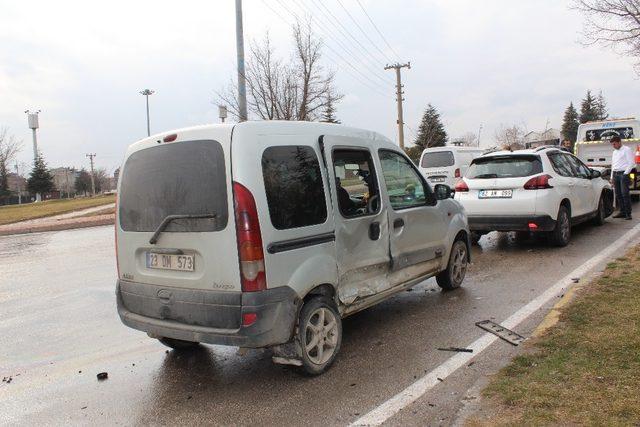 Elazığ’da trafik kazası: 3 yaralı