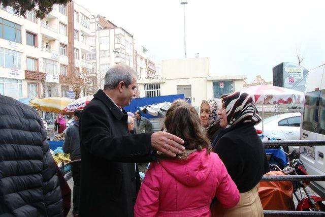 Belediye başkanı vatandaşlara bez çanta dağıttı