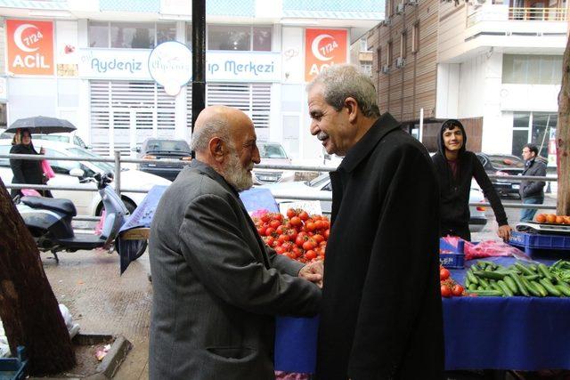 Belediye başkanı vatandaşlara bez çanta dağıttı