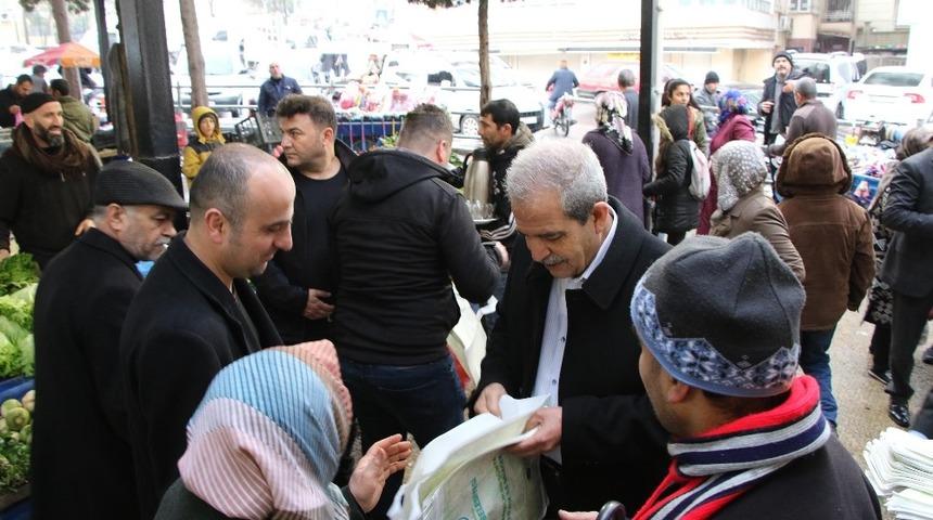 Belediye başkanı vatandaşlara bez çanta dağıttı