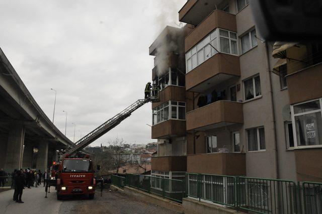 Evde çıkan yangında 12 kişi canını kurtardı