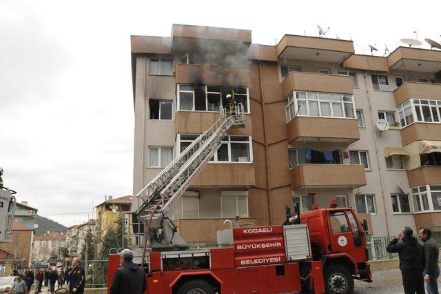 Evde çıkan yangında 12 kişi canını kurtardı