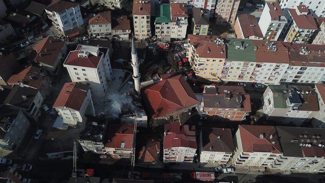 (Havadan fotoğraflarla) - Pendik'te 4 katlı binanın çatısı yandı