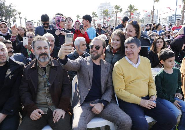 Fetih yürüyüşüne katılan Diriliş Ertuğrul oyuncularına yoğun ilgi