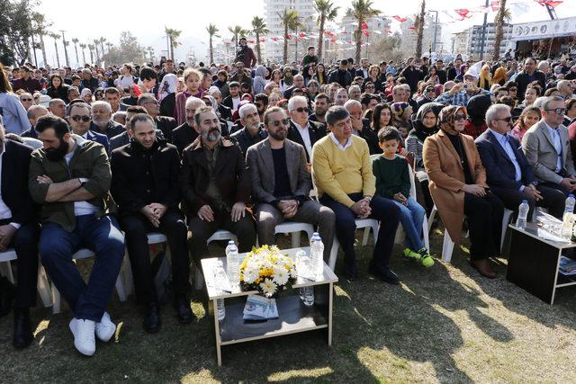 Fetih yürüyüşüne katılan Diriliş Ertuğrul oyuncularına yoğun ilgi