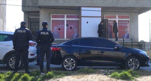 (Yeniden) - Silivri'de Cumhur İttifakı seçim bürosunun camları atılan taşlarla kırıldı