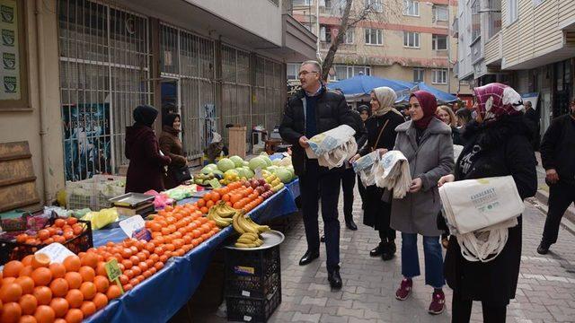 Mobil başkan pazaryerinde bez torba dağıttı