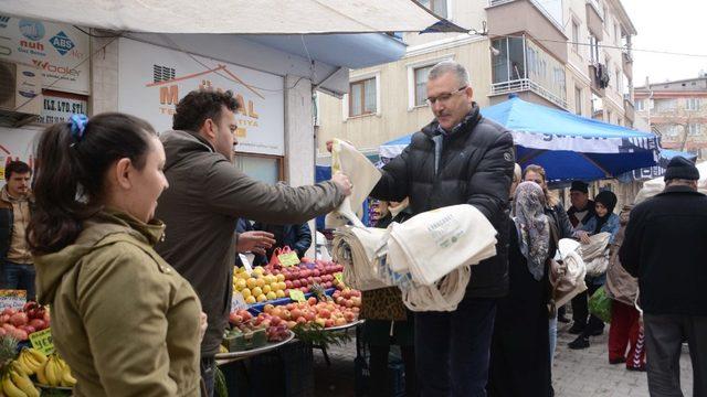 Mobil başkan pazaryerinde bez torba dağıttı