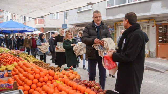 Mobil başkan pazaryerinde bez torba dağıttı