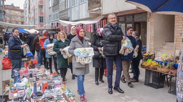 Mobil başkan pazaryerinde bez torba dağıttı