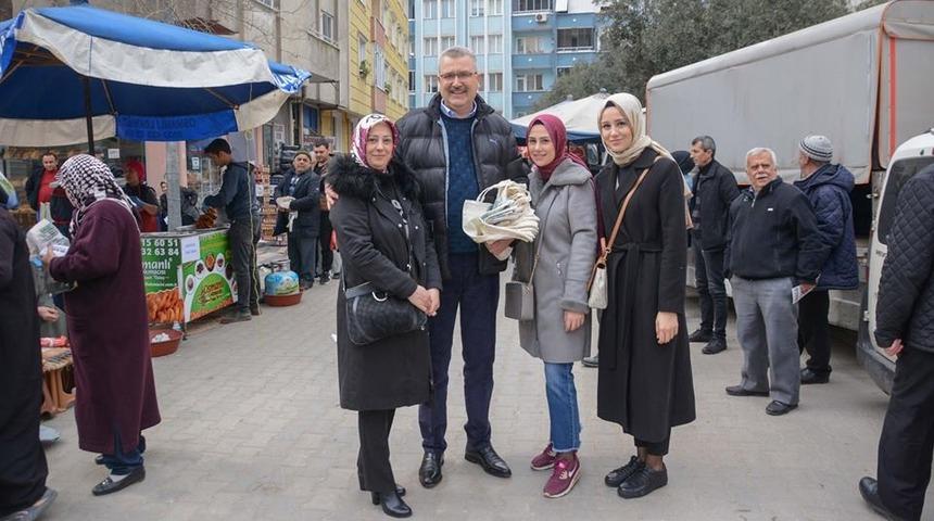 Mobil başkan pazaryerinde bez torba dağıttı