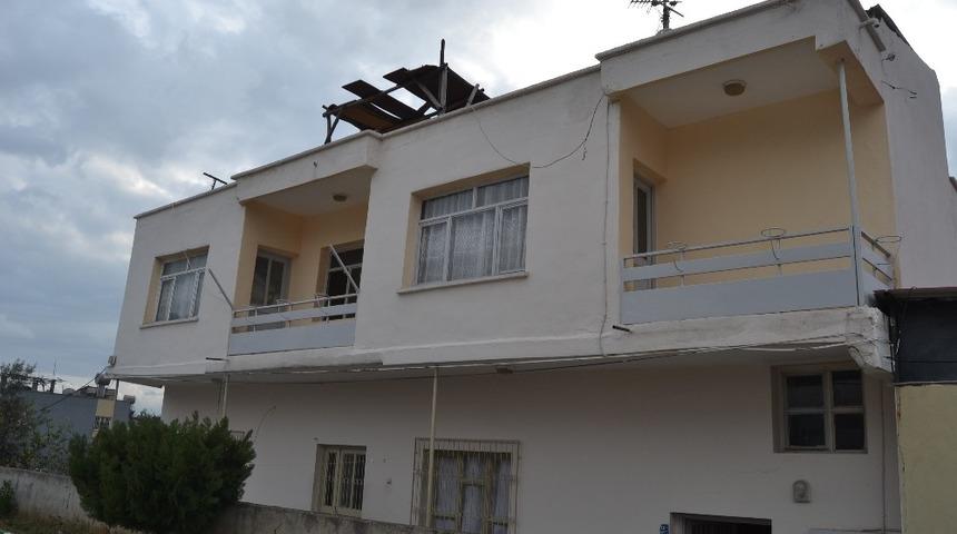 Tartıştığı eşini oğlunun gözü önünde bıçakladı