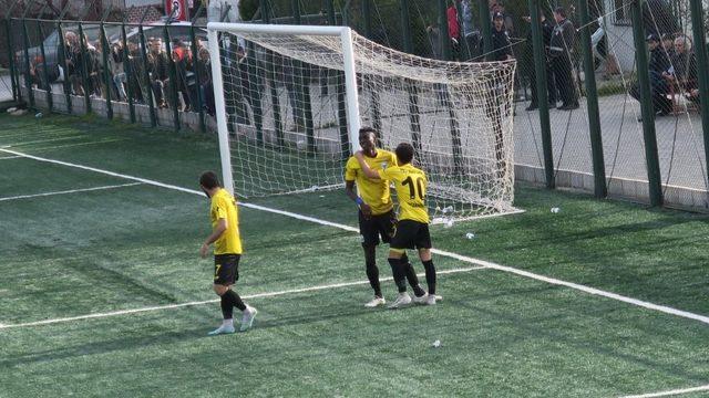 Lider Foça Belediyespor, Özçamdibi Spor engelini 4 golle aştı