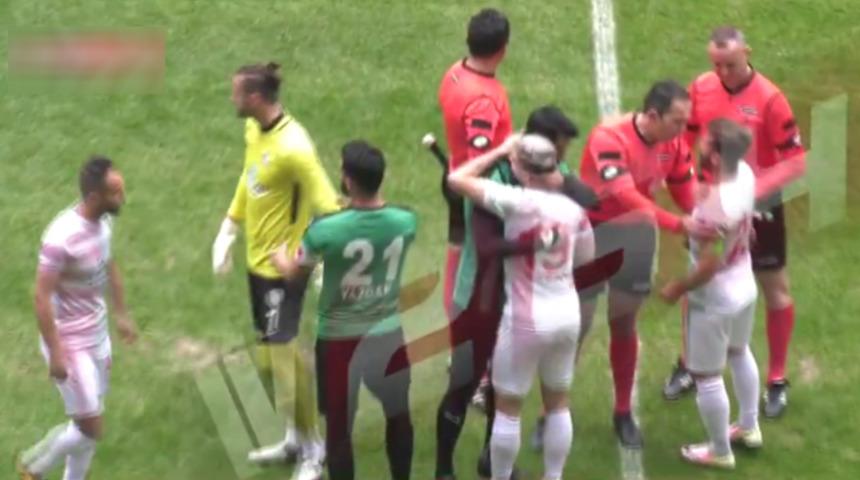 T&uuml;rkiye bu cani futbolcuyu konuşuyor! Sahaya jiletle &ccedil;ıkıp rakiplerini yaraladı