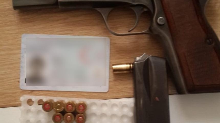 Ş&uuml;pheli şahsın &uuml;zerinden tabanca &ccedil;ıktı