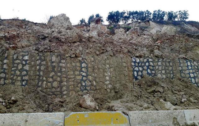 Yağış toprak kayması ve hortuma neden oldu