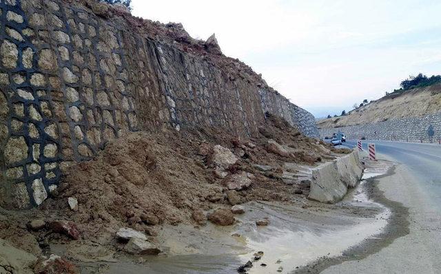 Yağış toprak kayması ve hortuma neden oldu