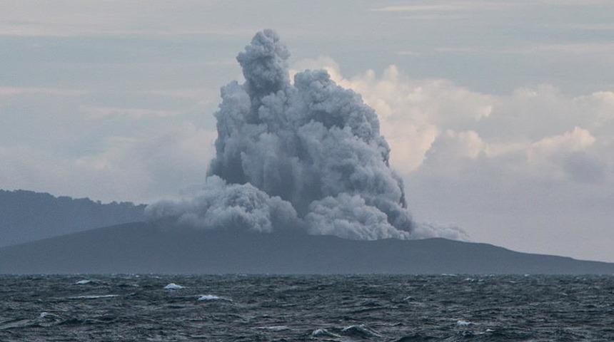 Endonezya'da Anak Krakatau Yanardağı patladı