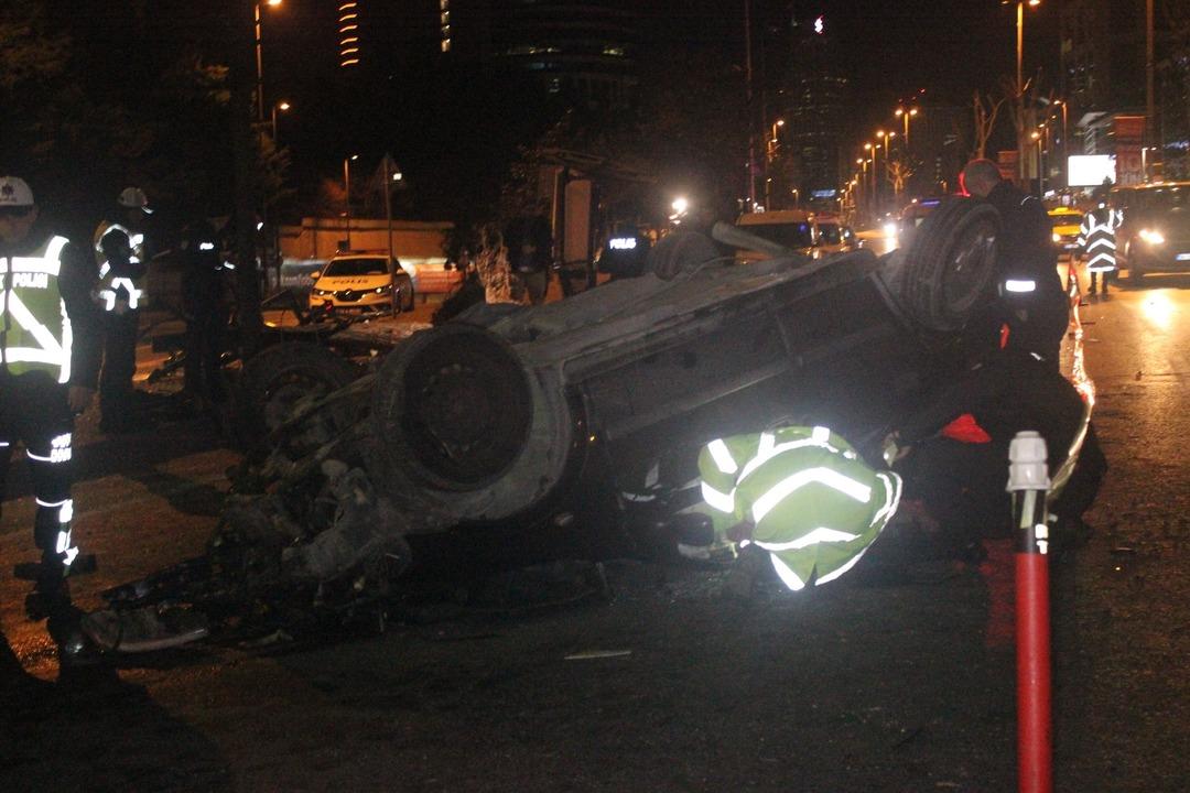 Kontrolden &ccedil;ıkan otomobil ortalığı savaş alanına &ccedil;evirdi!