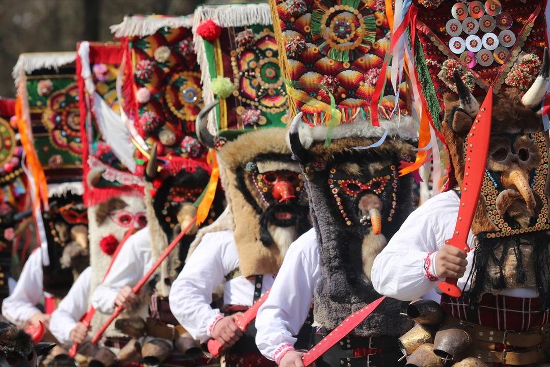 Kış ayının bitmesini bekleyip k&ouml;t&uuml; ruhları kovuyorlar