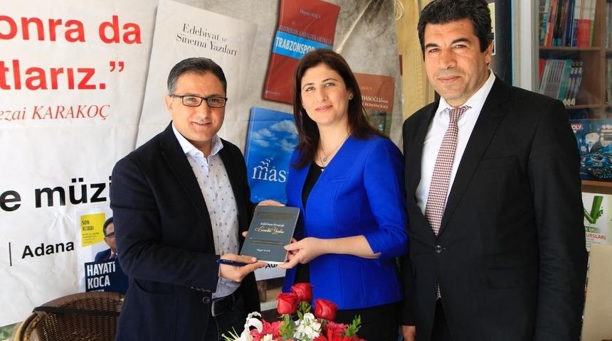 Hayati Koca 5. kitabı i&ccedil;in Adana&rsquo;da imza g&uuml;n&uuml; d&uuml;zenledi