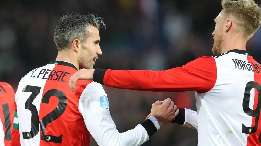 Feyenoord'un Emmen'i 4-0 yendiği maçta Robin van Persie 3 gol attı