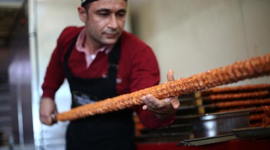 Adana'da yeni lezzet: Metrelik Adana boru kebabı