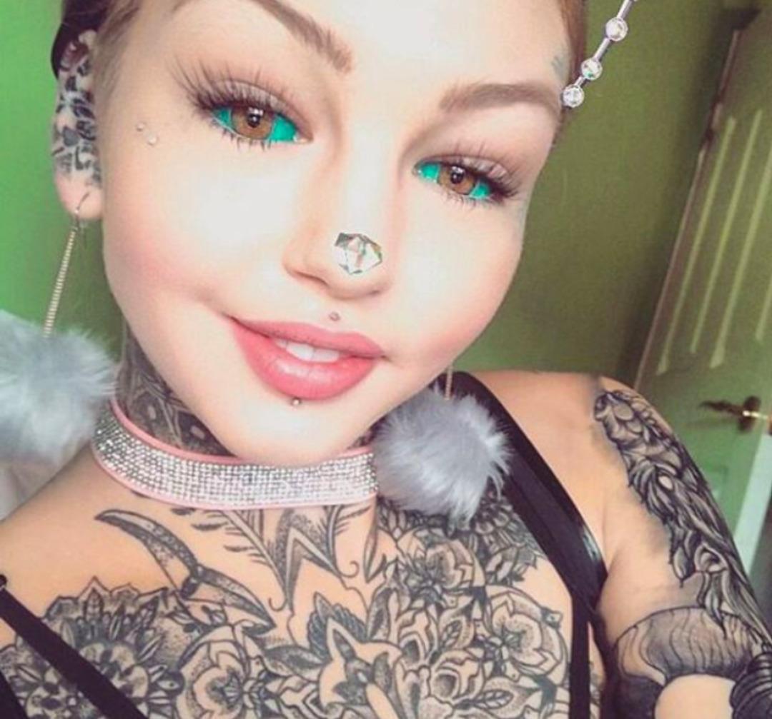 K&uuml;&ccedil;&uuml;k bir servet harcadı! G&ouml;zlerinin beyazı bile mavi!